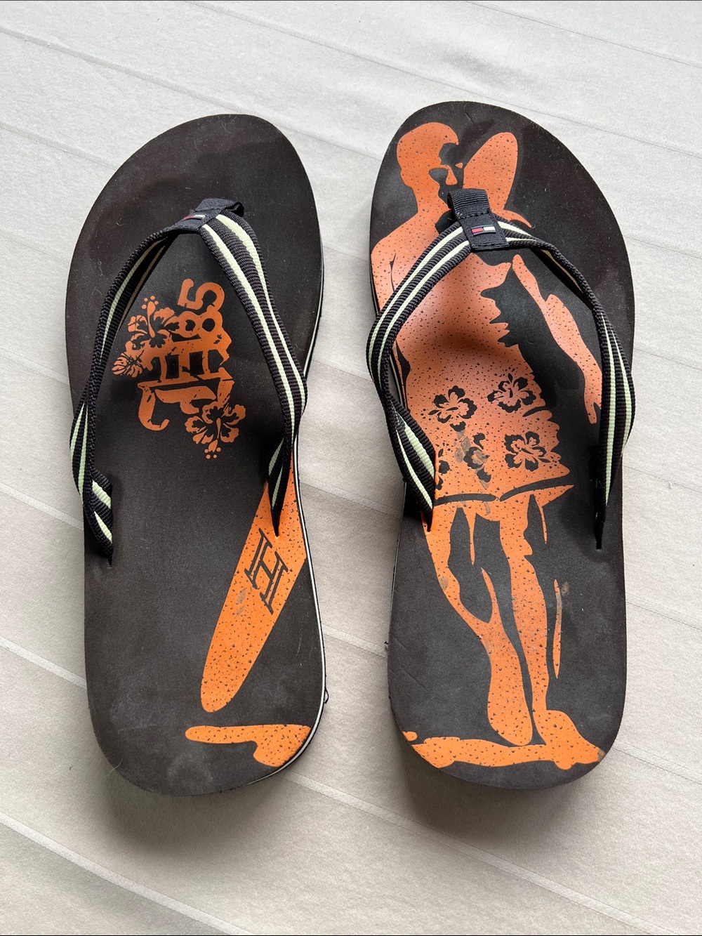 Men’s Tommy Hilfiger flip flops sandals 11M brown surfer print